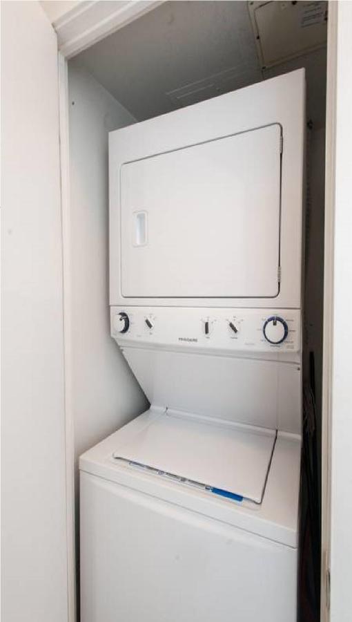 Toronto Downtown Core Two Bedroom Condo With Cn Tower View, Free Parking 외부 사진
