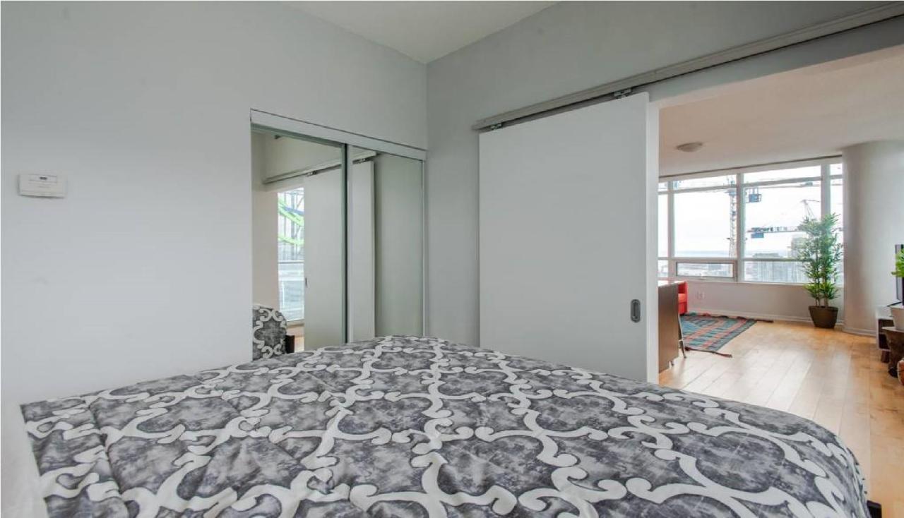 Toronto Downtown Core Two Bedroom Condo With Cn Tower View, Free Parking 외부 사진