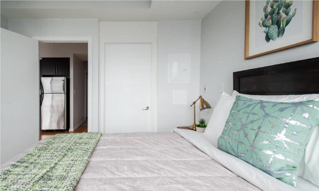 Toronto Downtown Core Two Bedroom Condo With Cn Tower View, Free Parking 외부 사진